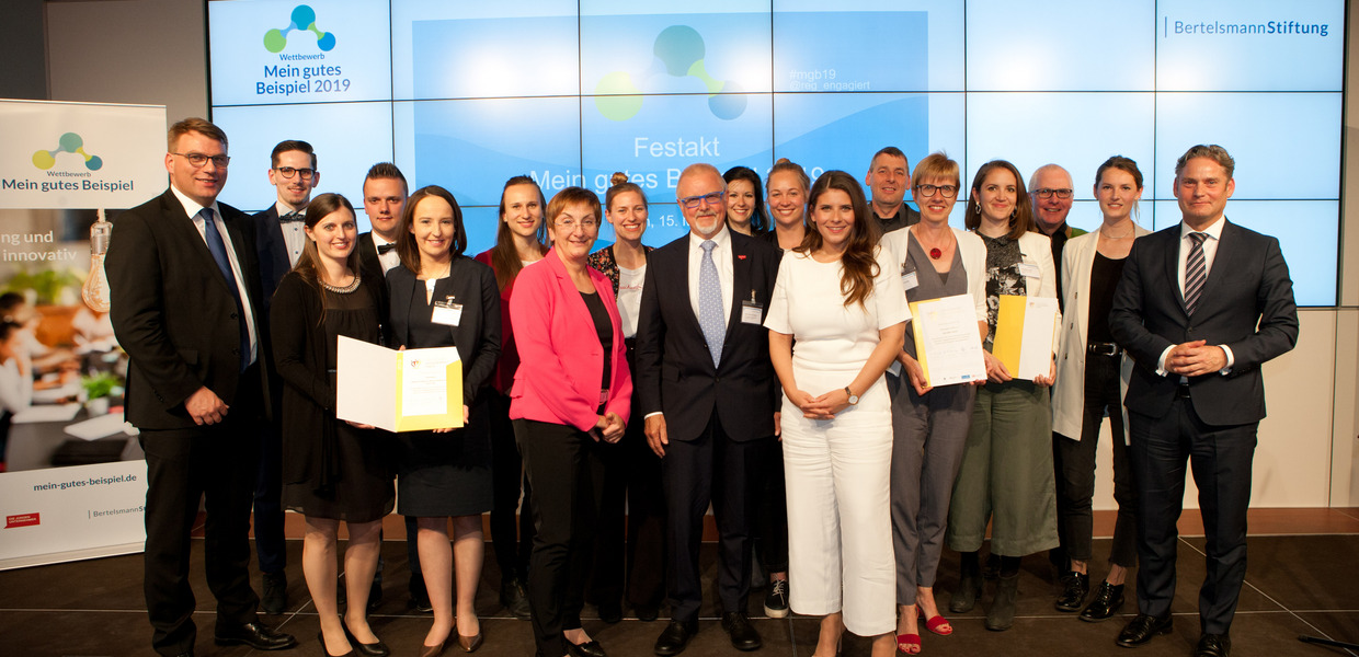 Gruppenfoto aller Preisträger und Verantwortlichen bei der Preisverleihung "Mein gutes Beispiel" 2019